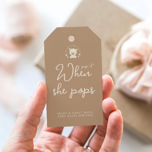Minimalistische beige teddybeer Baby shower Pop he Cadeaulabel