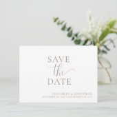 Minimalistische Beige Witte Bruiloft Save The Date Kaart (Staand voorkant)