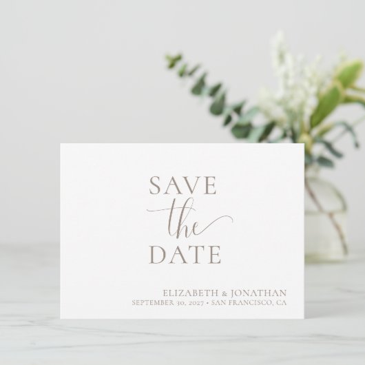 Minimalistische Beige Witte Bruiloft Save The Date Kaart (Staand voorkant)