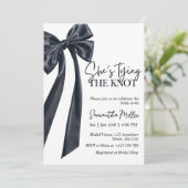 Minimalistische Black Bow Bruids Douche Uitnodigin Kaart (Staand voorkant)