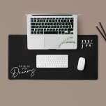 Minimalistische Black Business Logo Monogram Quote Bureaumat<br><div class="desc">Voeg een persoonlijke touch toe aan uw werkruimte met deze minimalistische zwart-witte bureaumat met ruimte voor uw initialen of bedrijf logo en een motivatie quote met de tekst 'Working On My Dreams'. Deze moderne computer bureau mat ontwerp is perfect te gebruiken in uw huis kantoor of bedrijfsruimte. Personaliseer het met...</div>
