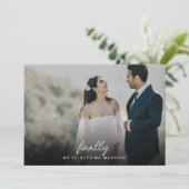 Minimalistische bladeren & fotoscript eindelijk br save the date (Staand voorkant)