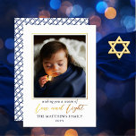 Minimalistische Blauw Wit Foto Liefde | Lichte Cha Folie Feestdagenkaart<br><div class="desc">Uw enkele foto brengt deze minimalistische gouden folie "Liefde en Licht" Chanoeka-ontwerp tot leven,  waardoor een aandenken voor uw ontvangers ontstaat die ze nog jaren kunnen koesteren. De achterkant heeft een eenvoudig overlappend vierkant patroon in coördinerend blauw en wit. Composiet ontwerp van Holiday Hearts Design.</div>
