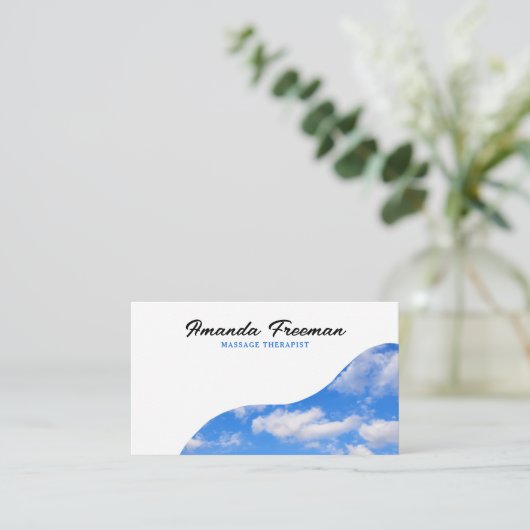 Minimalistische blauw-witte bewolkte hemel massage visitekaartje (Staand voorkant)