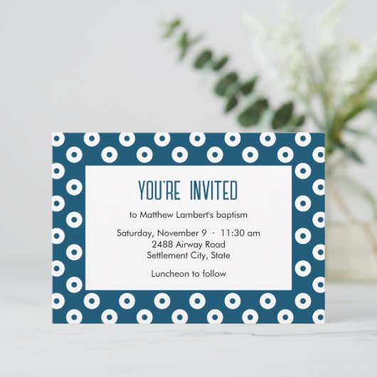 Minimalistische blauw-witte polka-dot doop kaart (Staand voorkant)