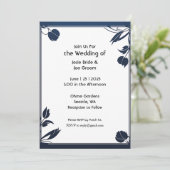 Minimalistische blauwe bloemen huwelijksuitnodigin kaart (Staand voorkant)