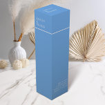 Minimalistische blauwe bruiloft wijndoos wijn<br><div class="desc">Voeg een vleugje elegantie toe aan uw bruiloft met onze minimalistische blauwe wijndoos, ontworpen als aanvulling op onze bijpassende briefpapier-suite. Met een strakke levendige blauwe achtergrond met witte tekst, brengt dit label eenvoud en verfijning perfect in balans. De doordachte typografie en het samenhangende ontwerp zorgen ervoor dat uw wijnflessen een...</div>