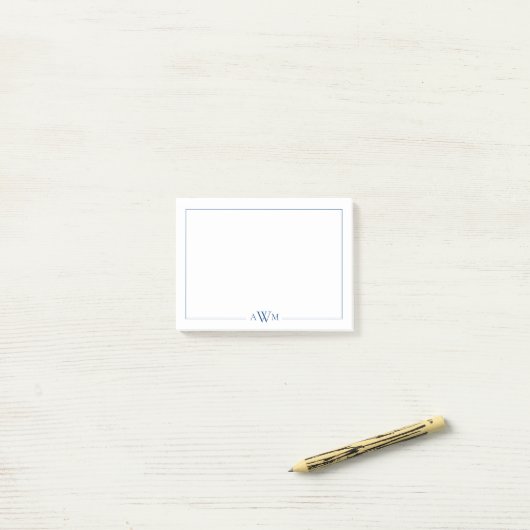 Minimalistische blauwe drieletterige monogram post-it® notes (Op bureau)