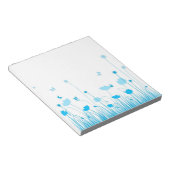 Minimalistische blauwe en witte klaprozen weide bl notitieblok (Schuin)