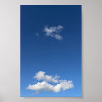 Minimalistische Blauwe Lucht Fluffy Wolken Fotogra Poster