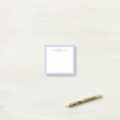 Minimalistische blauwe script twee rand monogram  post-it® notes (Op bureau)