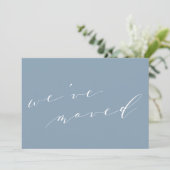 Minimalistische Blauwe Script We Zijn Verhuisd Naa Aankondiging (Staand voorkant)