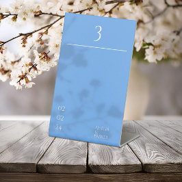 Minimalistische blauwe trouwtafel nummers reclamebord met voetstuk