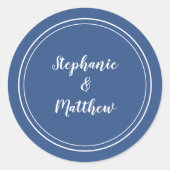 Minimalistische blauwe witte trouw bruid bruidegom ronde sticker (Voorkant)