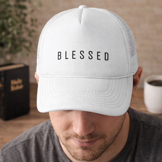 Minimalistische BLESSED tekst wit Trucker Pet