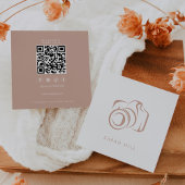 Minimalistische Blush en Witte Fotocamera QR Code Vierkante Visitekaartje