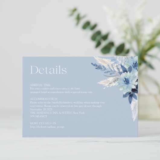 Minimalistische boho boog stoffige blauwe bloemen  informatiekaartje (Staand voorkant)