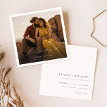 Minimalistische Boho Chic Photo Square bruiloft Kaart<br><div class="desc">Introductie van de minimalistische Boho Chic Photo Square bruiloft uitnodiging, perfect voor uw woestijn rustieke bruiloft. Met de foto van een prachtig stel bij zonsondergang, legt deze uitnodiging de essentie vast van een zomerse bestemming bruiloft met een vleugje eigenzinnigheid en romance. De handgeschreven kalligrafie in zwart-wit voegt een eenvoudige maar...</div>
