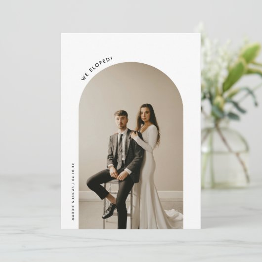 Minimalistische boog 2-foto bruiloft elopement aankondiging (Staand voorkant)