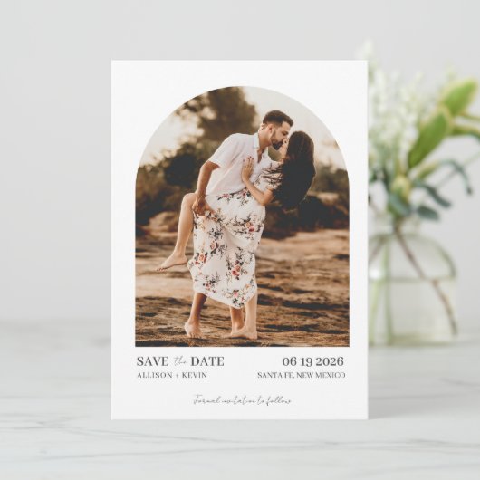 Minimalistische boog foto strand bruiloft save the date (Staand voorkant)
