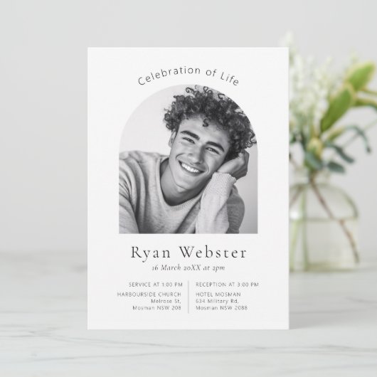 Minimalistische boog viering van het leven begrafe kaart (Staand voorkant)