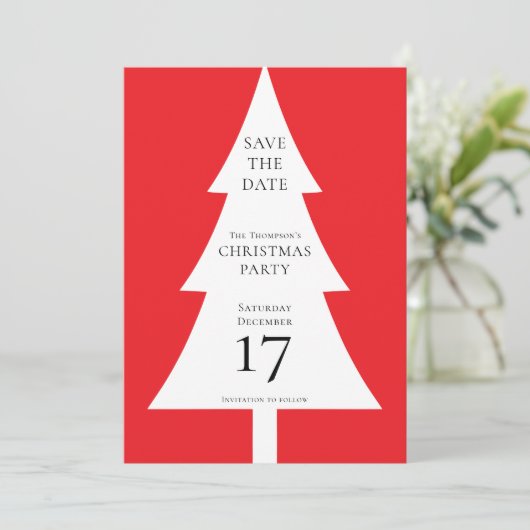 Minimalistische boomvorm Kerstrood Save the Date Kaart (Staand voorkant)