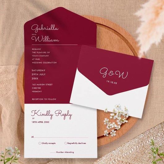 Minimalistische bordeauxrode script monogram huwel all in one uitnodiging