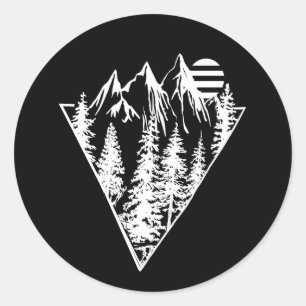 Minimalistische bosscène met dennenbomen ronde sticker