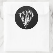 Minimalistische bosscène met dennenbomen ronde sticker (Tas)