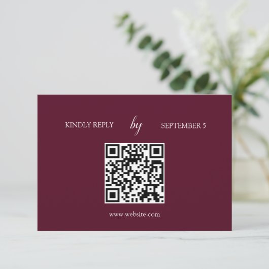Minimalistische Bourgogne QR Code Wedding RSVP Kaa (Staand voorkant)