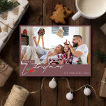Minimalistische Bourgondische familie foto Kerstmi Feestdagenkaart<br><div class="desc">Onze minimalistische Bourgondische Familie Photo Christmas Holiday Kaart - een prachtig ingetogen manier om de warmte van het seizoen te delen met vrienden en familie. Deze elegante kaart combineert een minimalistisch ontwerp met een oprechte boodschap aan creëer,  een perfect canvas voor uw dierbare vakantieherinneringen.</div>