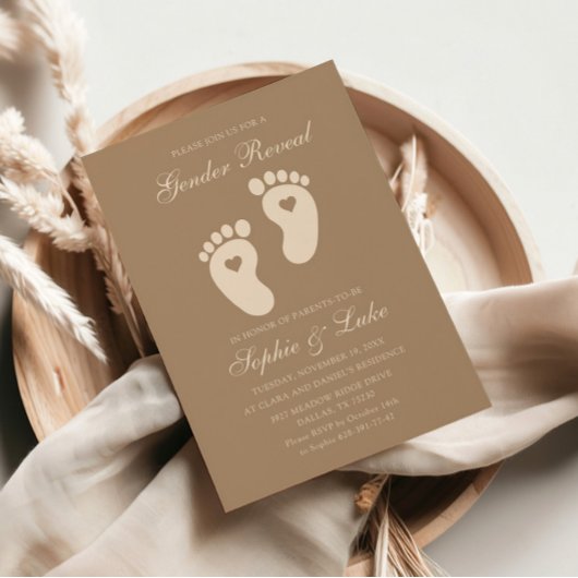 Minimalistische Brown Footprints Gender Reveal Par Kaart