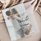 Minimalistische bruiloft met handen vellum uitnodigingen