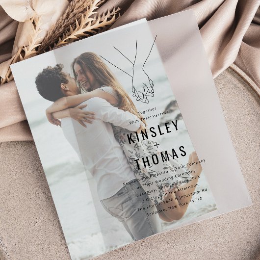 Minimalistische bruiloft met handen vellum uitnodigingen