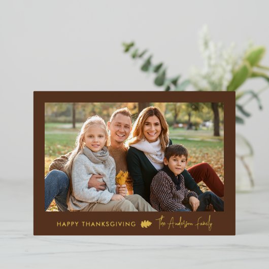 Minimalistische Bruin en Goud Thanksgiving 2 Foto Folie Feestdagenkaart (Staand Voorkant)