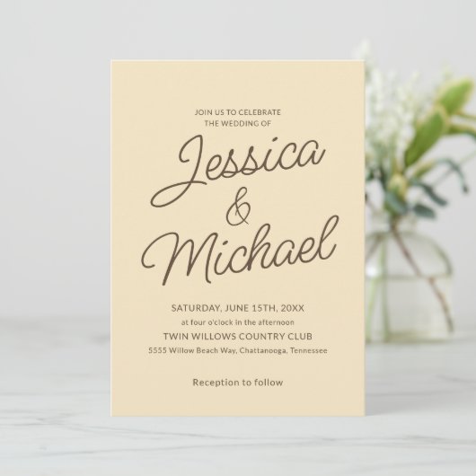 Minimalistische Butter Geel Bruin Script Wedding Kaart (Staand voorkant)