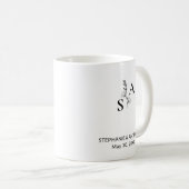 Minimalistische BW Monogram Wildflower Wedding Koffiemok (Voorkant rechts)