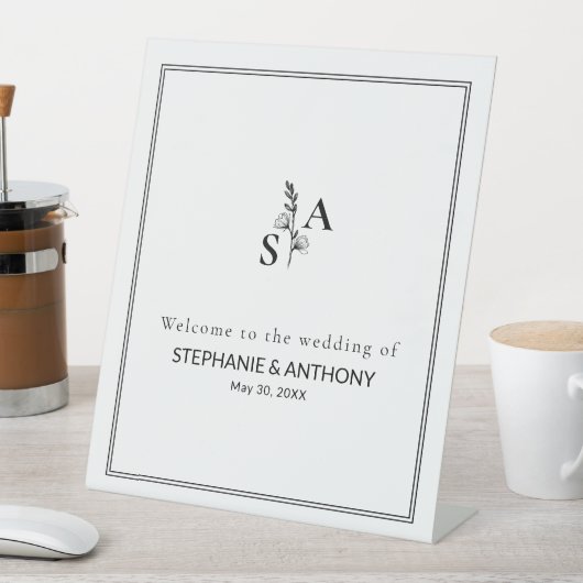Minimalistische BW Monogram Wildflower Wedding Reclamebord Met Voetstuk (Insitu)