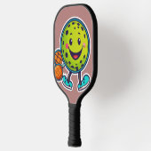 Minimalistische cartoon pickleball sticker met vro pickleball paddle (Links)