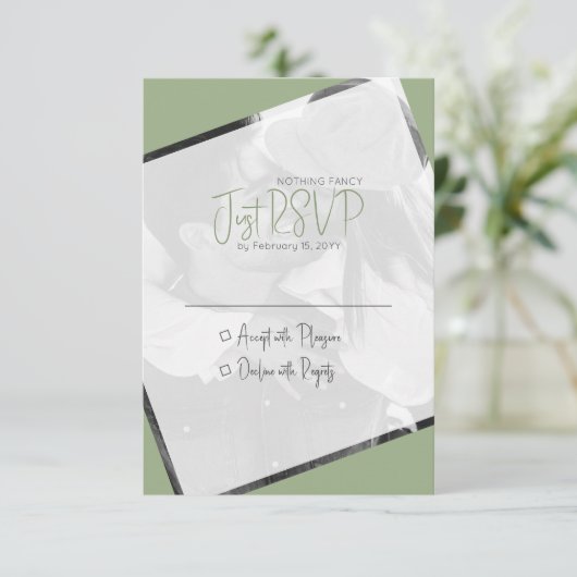 Minimalistische Casual Sage Groene Bruiloft RSVP Kaartje (Staand voorkant)