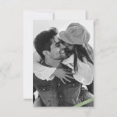 Minimalistische Casual Sage Groene Bruiloft RSVP Kaartje (Achterkant)