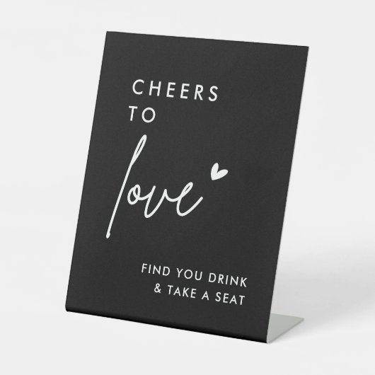 Minimalistische Cheers to Love Drink Black Wedding Reclamebord Met Voetstuk (Voorkant)