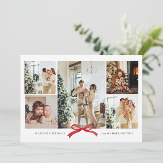 Minimalistische chic rode strik fotocollage kerstk feestdagenkaart (Staand voorkant)