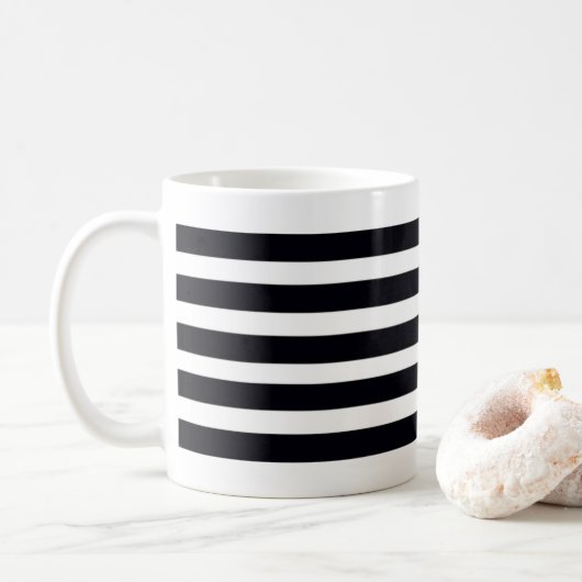 Minimalistische chique zwart-wit gestreept koffiemok (Met donut)