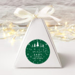 Minimalistische Christmas Baby shower groen Ronde Sticker<br><div class="desc">Verhoog uw baby shower decoraties met deze minimalistische Christmas Baby shower Classic Round Stickers. Met een stijlvol ontwerp van kerstbomen en sneeuwvlokken met strakke, moderne typografie, voegen deze stickers een feestelijke maar verfijnde touch toe aan uw evenement. Ideaal voor het afdichten van enveloppen, het decoreren van fastbags of het toevoegen...</div>