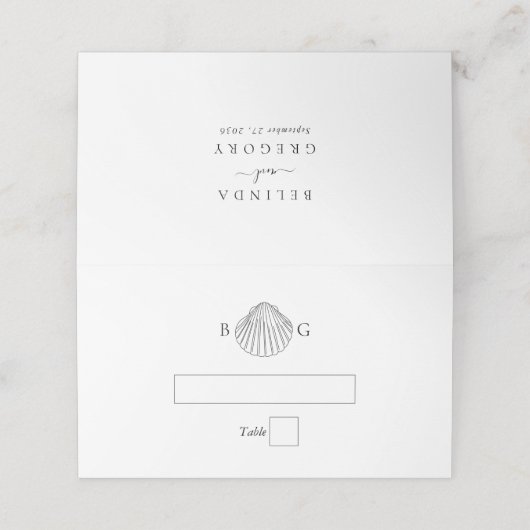 Minimalistische Clam Seashell Monogram Bruiloft Plaatskaartje (Buitenkant ongevouwen)