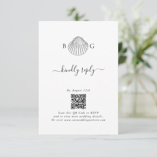 Minimalistische Clam Seashell Monogram Bruiloft RSVP Kaartje (Staand voorkant)