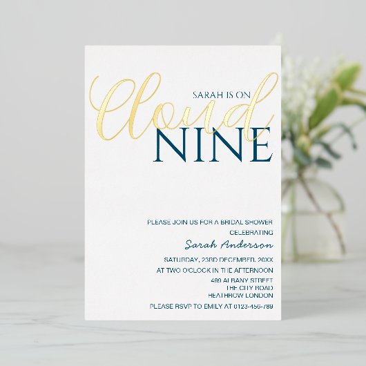 Minimalistische Cloud Nine Vrijgezellenfeest Golde Folie Uitnodiging (Staand Voorkant)