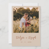 Minimalistische Cocoa Cream Photo Boho Modern Wedd Kaart (Achterkant)