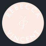 Minimalistische Coral Wedding Persoonlijke Names C Ronde Sticker<br><div class="desc">Deze gepersonaliseerde neutrale dankzeggers voor je bruiloft zijn een mooie aanvulling op elke huwelijksfeestdag. Deze aanpasbare stickers zijn ontworpen om een persoonlijke aanraking toe te voegen aan uw huwelijksgunsten of uw cadeautjes te bedanken. Ze komen in verschillende vormen en maten. Deze stickers kunnen ook worden gebruikt om punten zoals uitnodigingen,...</div>